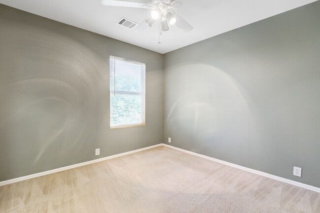 Building Photo - Stylish Two-Story Townhome with Greenbelt ...