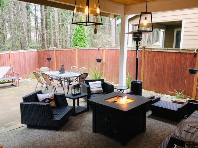 Building Photo - Gorgeous 4 bed plus den