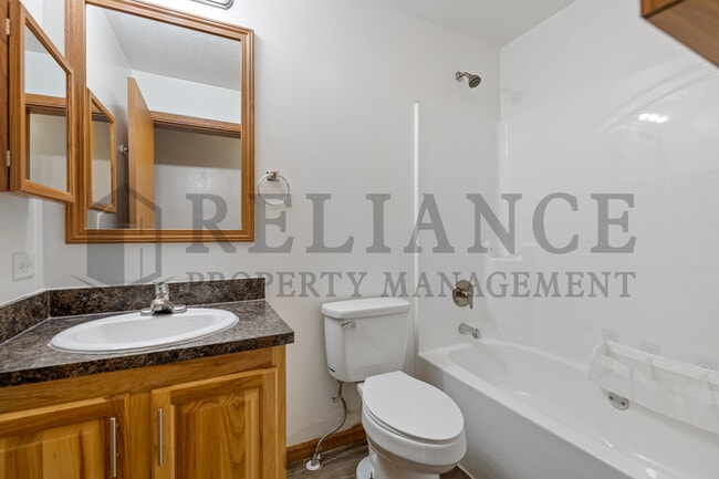 Building Photo - 305 S Elm St