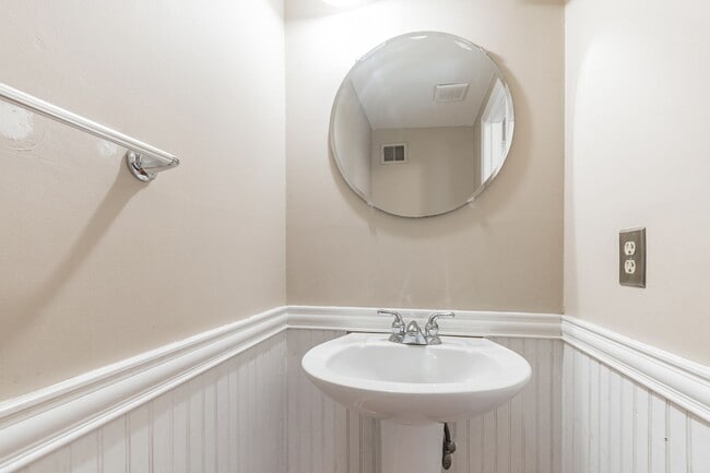 Building Photo - Well maintained 3-level 3Bd/2 full & 2 half bath TH in the sought-after Burke Centre!