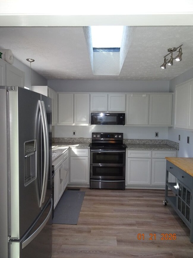 Building Photo - 4 bedrooms 2.5 bathrooms Single Family Home for Rent