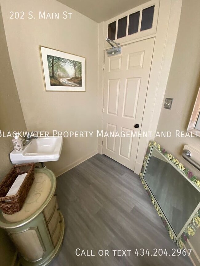 Building Photo - 202 S Main St