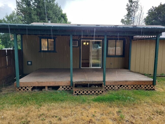 Building Photo - Hillview Duplex