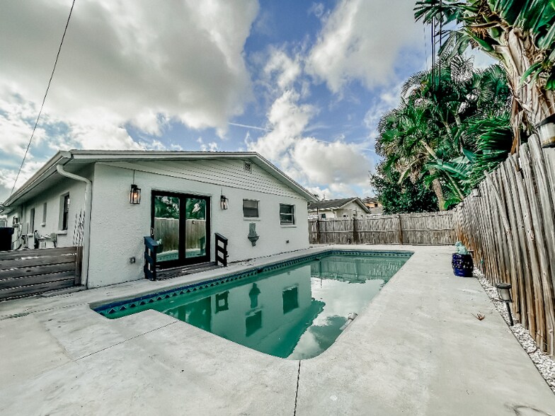 Building Photo - 1847 Shore Acres Blvd NE