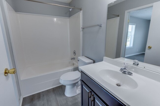 Building Photo - For Rent: 4-bedroom 2-bathroom single family home! Available February