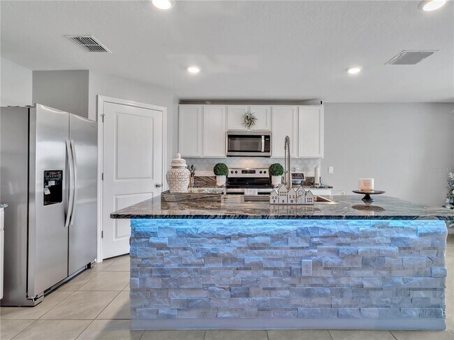 Building Photo - 5289 Fiddle Fig Ave