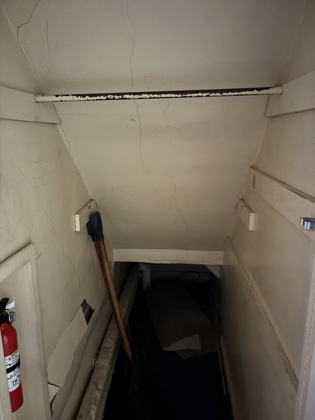 Building Photo - 2 S Vine St