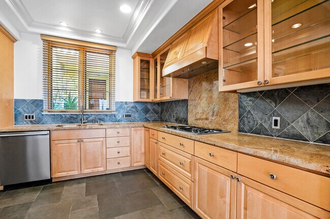 Building Photo - 985 N Michillinda Ave