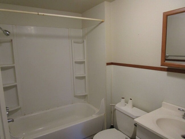 Building Photo - *PRICE REDUCED* 2 Bedroom Home with Large ...