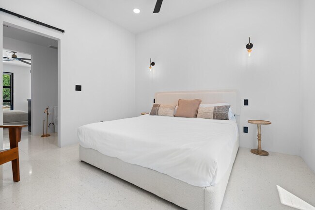 Building Photo - 41750 Hermitage Dr
