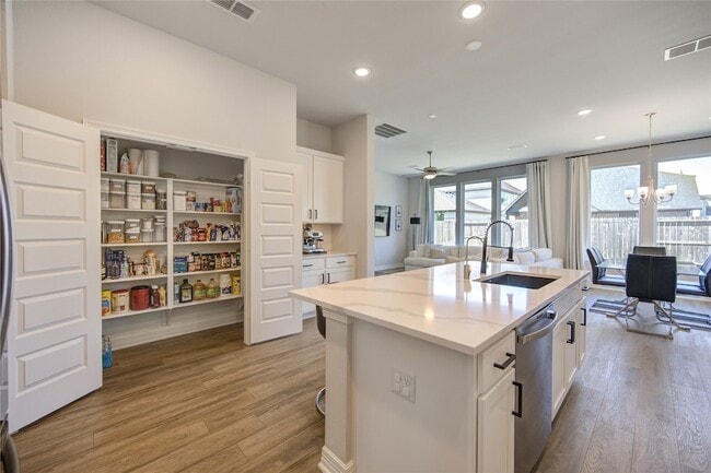 Building Photo - 4110 Sherman Oak Ln