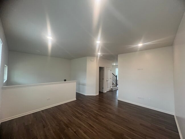 Building Photo - 285 Lakeshore Dr