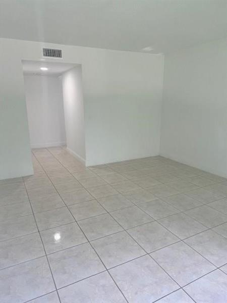 Building Photo - 380 Racquet Club Rd
