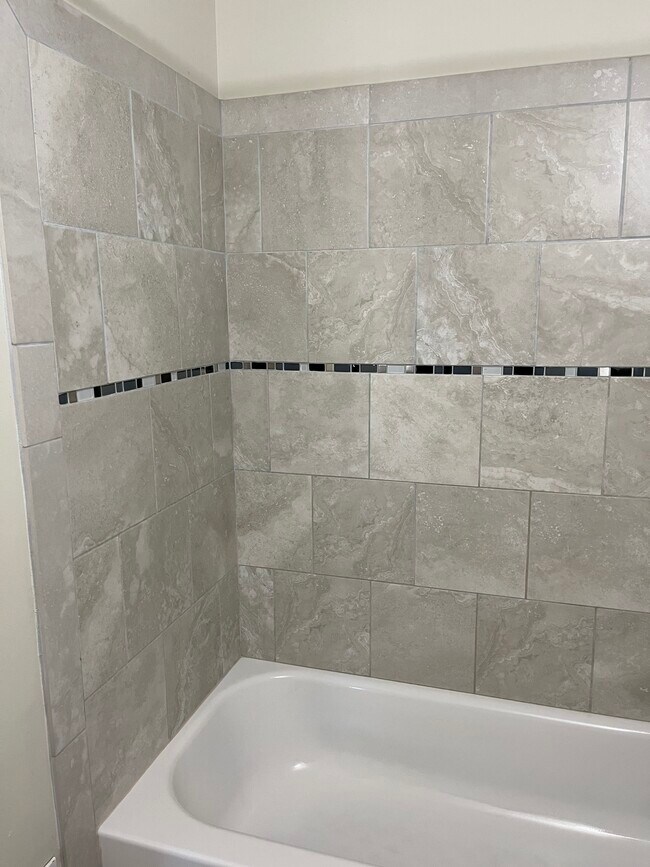 Building Photo - 2 Wimbledon Ln