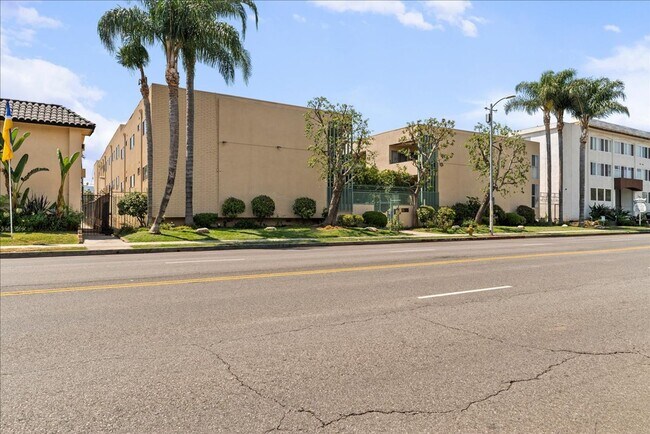 Building Photo - 17424 Burbank Blvd
