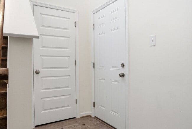 Building Photo - Stylish Townhouse Living in the Heart of Williamsburg