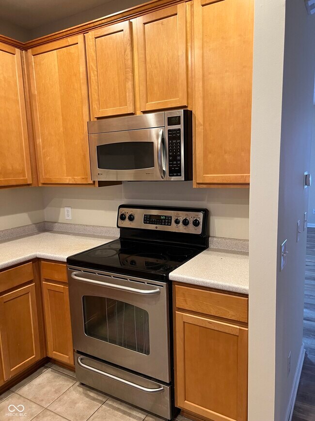 Building Photo - 3522 N Golden Gate Dr