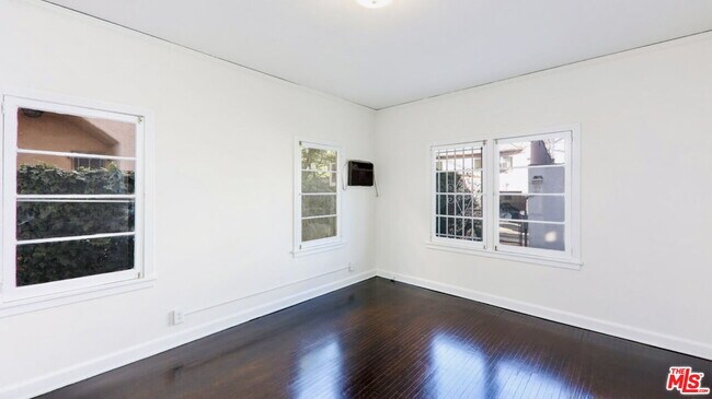 Building Photo - 132 N La Peer Dr