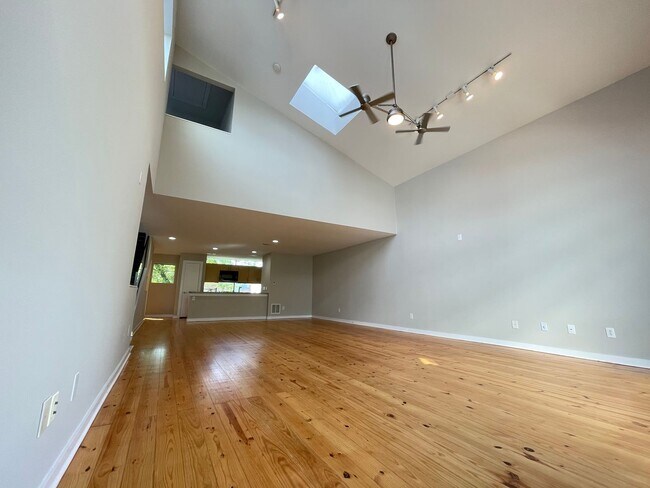 Building Photo - Dallas 3 story Loft