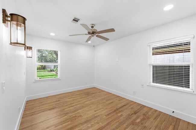 Building Photo - 2014 Woodcrest Dr