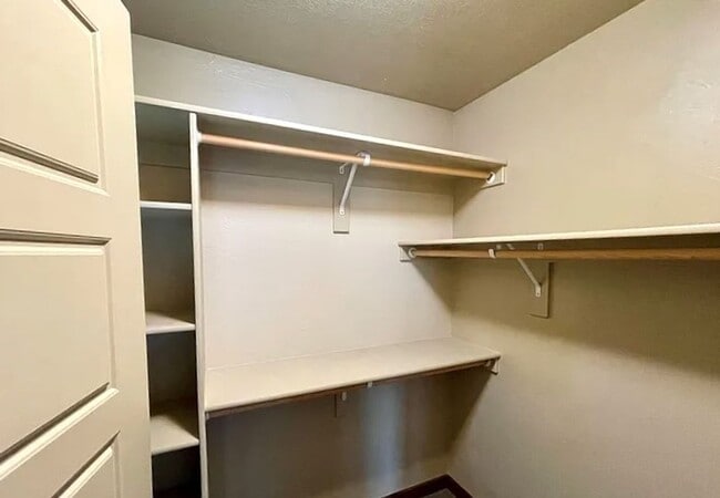 Building Photo - Beautiful 3 bedroom 2 1/2 bath townhouse in 4 Corners! Fenced backyard!
