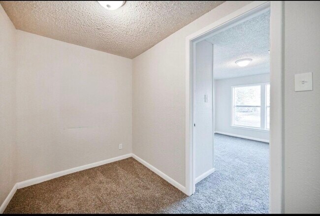 Building Photo - 9306 Chesterfield Dr