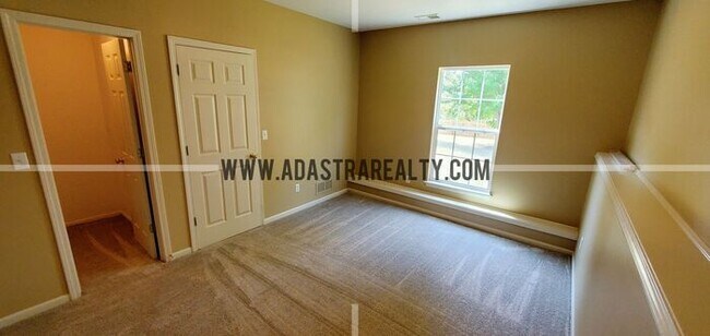 Building Photo - Gorgeous Updated Home in Blue Valley, South Overland Park-Available in APRIL!!