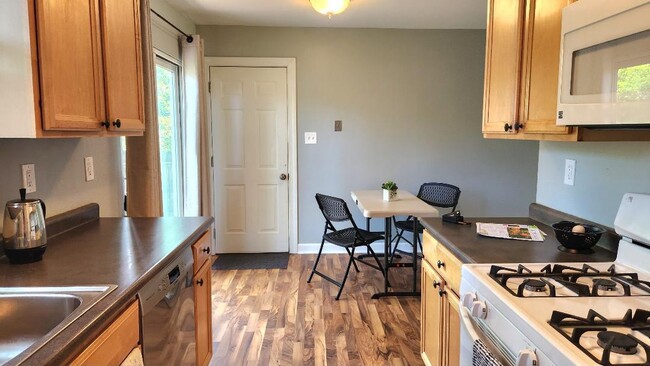 Building Photo - 608 Sheridan Dr