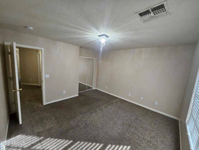 Building Photo - 842 E Impreria St