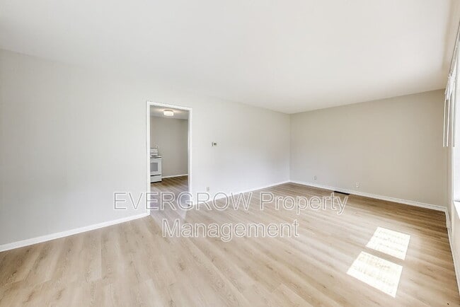 Building Photo - 546 Mooreland Dr