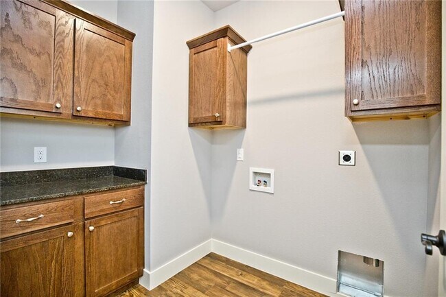 Building Photo - 207 Alder St