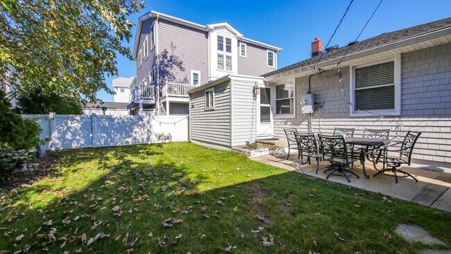 Building Photo - 410 N Mansfield Ave