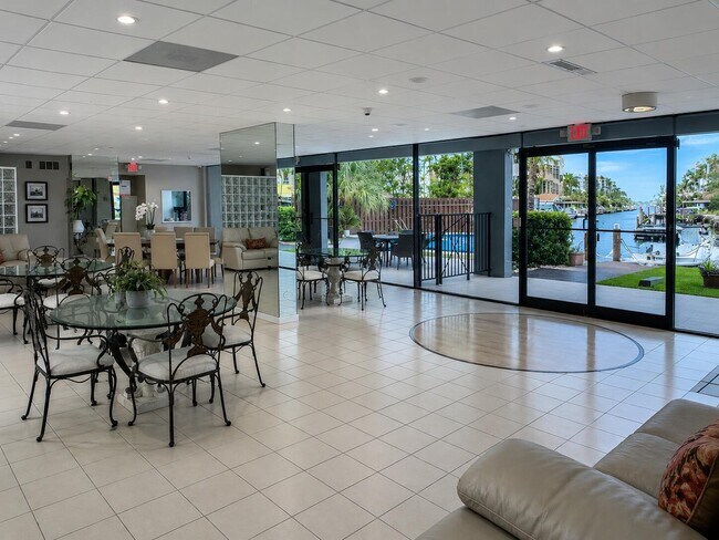 Building Photo - 4800 Bayview Dr