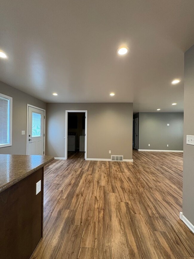 Building Photo - Well maintained 2 B 1 Bath West End Townhome