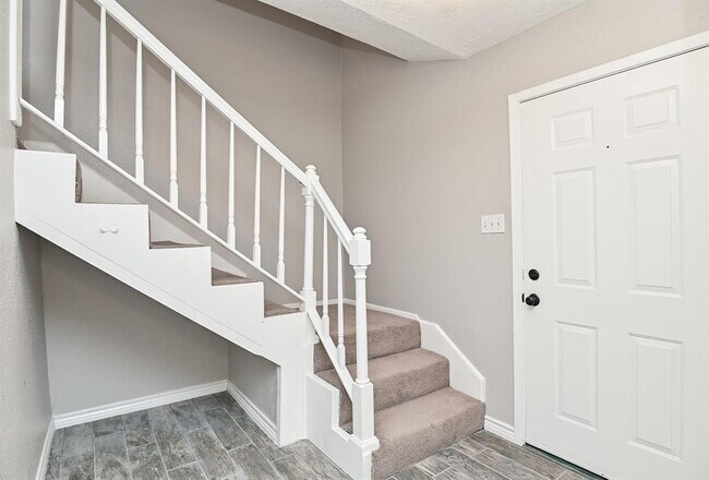 Building Photo - 6208 Vinewood Ln