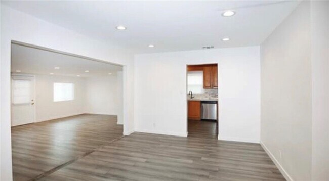 Building Photo - 10920 Mather Ave