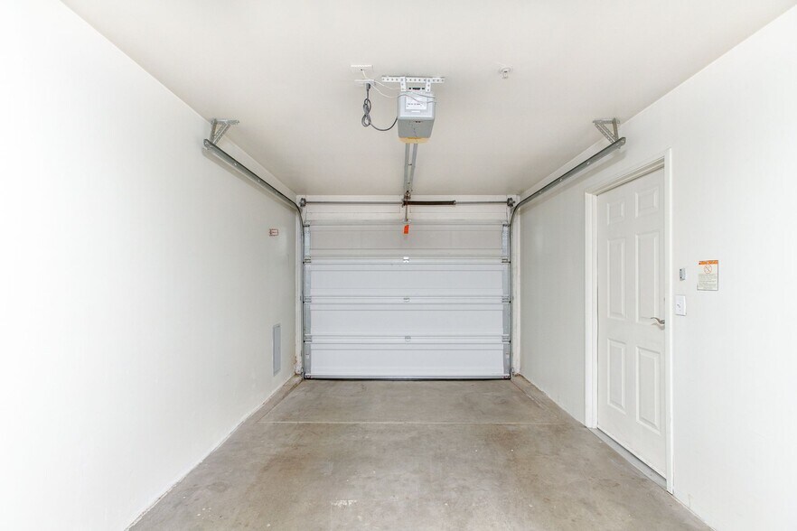 Building Photo - 4455 E Paradise Village Pky S