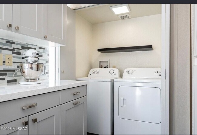 Building Photo - Spacious 3BR Townhome in Tucson