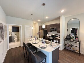 Building Photo - 2102 Antoine Dr