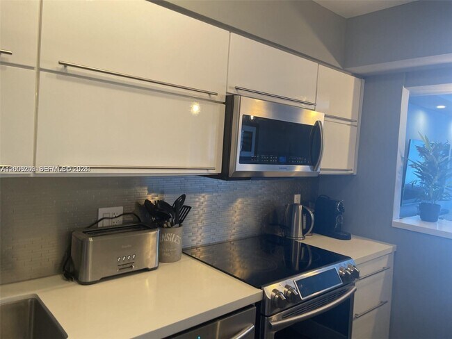 Building Photo - 1000 West Ave