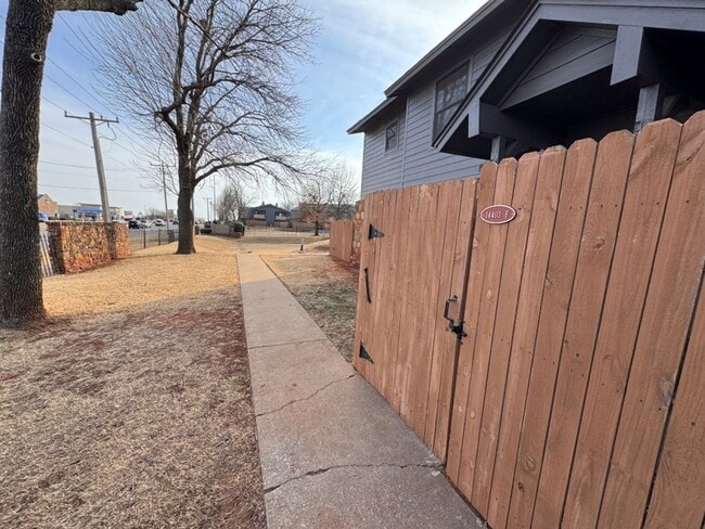 Building Photo - Fully Furnished 3 bedroom, close to everything! Flexible terms, easy application process!