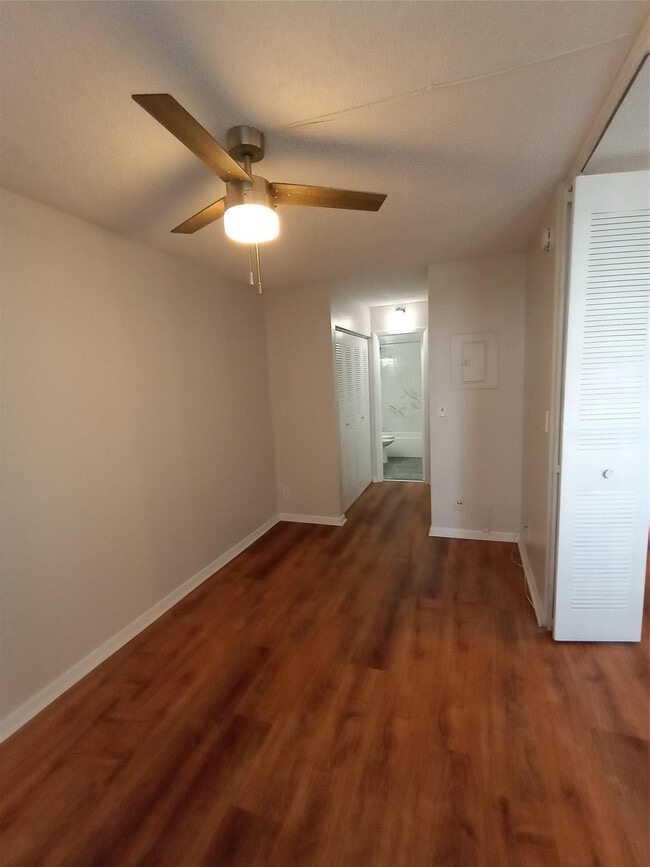 Building Photo - 2771 Riverside Dr