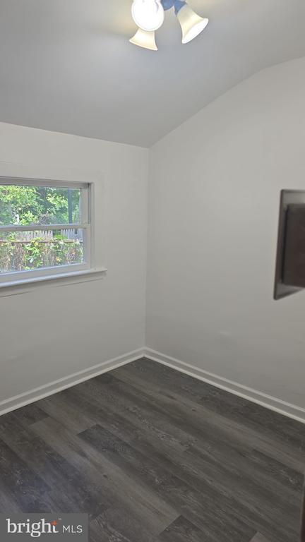 Building Photo - 485 Potterton Heights