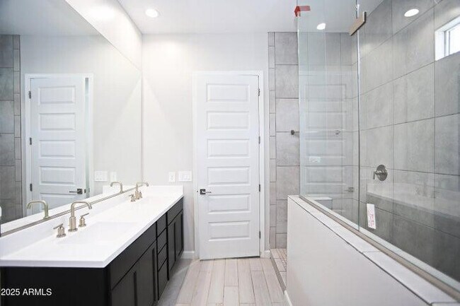 Building Photo - 10549 W Albert Ln