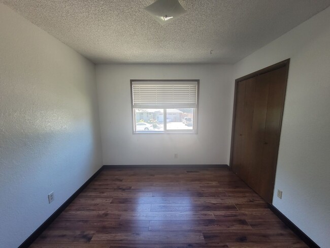 Building Photo - Stylish Split-Level in Central Kennewick w...