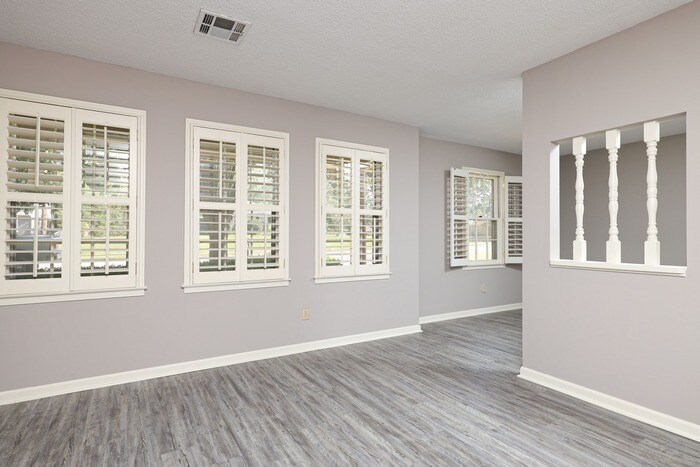 Building Photo - 620 Sandhurst Dr