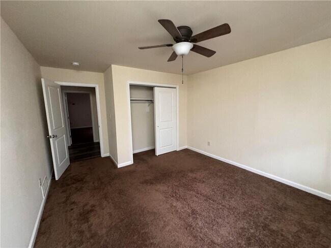 Building Photo - 600 Sioux St