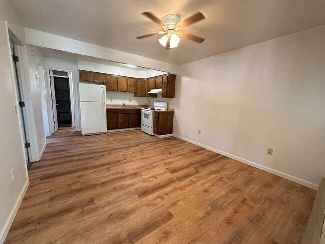 Building Photo - Upstairs 2 bed, 1 bath Apartment