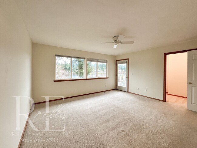 Building Photo - Fantastic Private Lakefront Rambler
