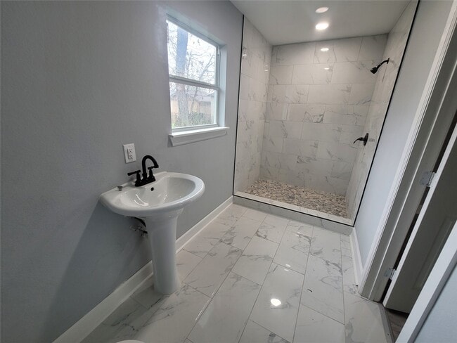 Building Photo - 4859 Bellnole Dr